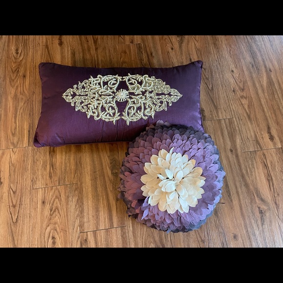 Accent pillows - Picture 1 of 4